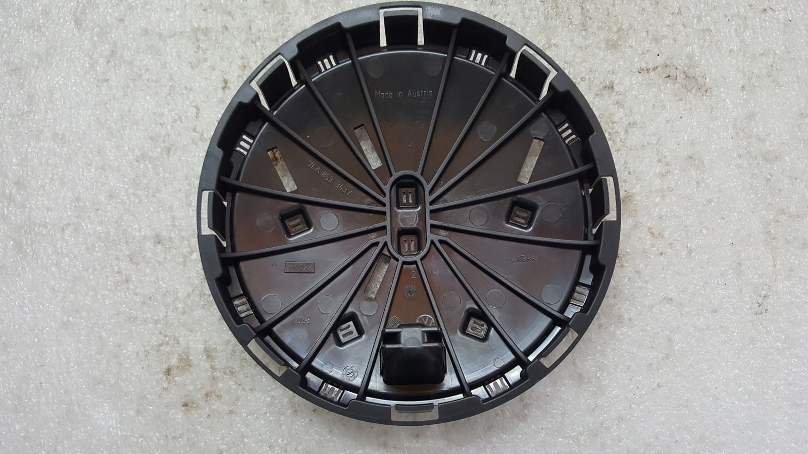 NOWE ORYGINALNE mocowanie emblematu VW T6 lift 7LA853343A
