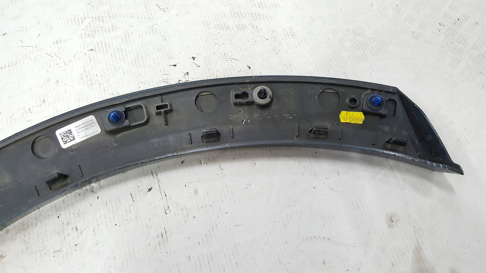 Listwa błotnika lewy tył AUDI E-TRON 4KE853817A