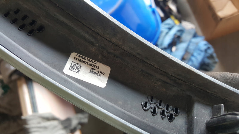 Listwa błotnika prawy tył VW TOUAREG 3 760853818C demontaż