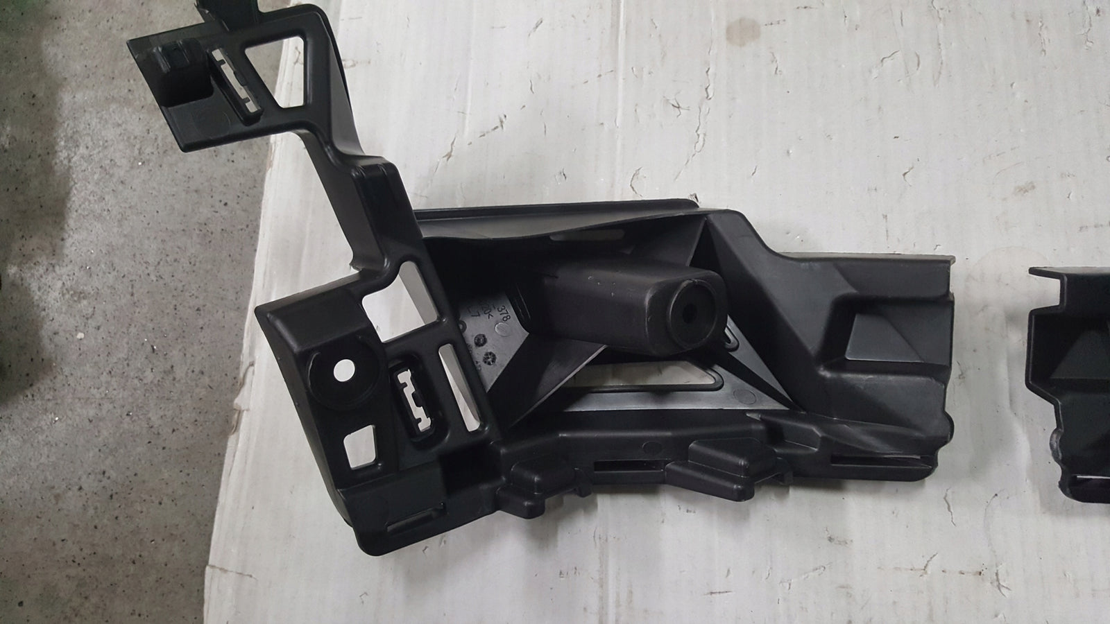 Nowe ślizgi zderzaka tylnego lewy + prawy SEAT ATECA 575807377 575807378