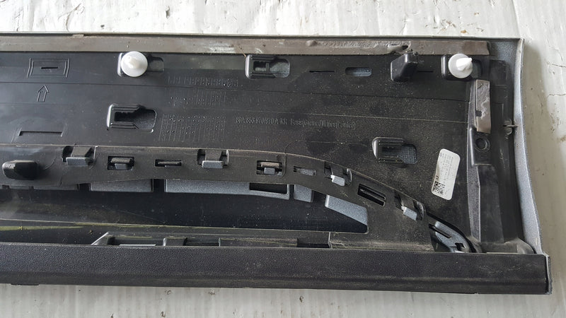 Listwa drzwi prawy tył AUDI Q5 80A853970A demontaż