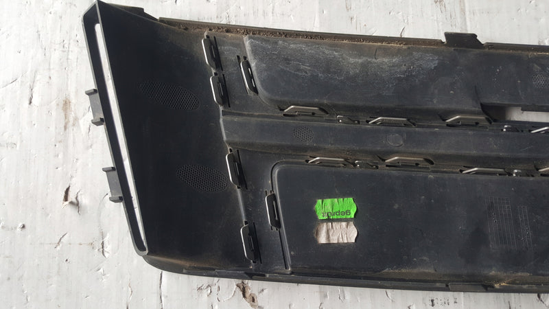 Kratka zderzaka przedniego prawa strona AUDI A4 (B9) 8W0807682F demontaż