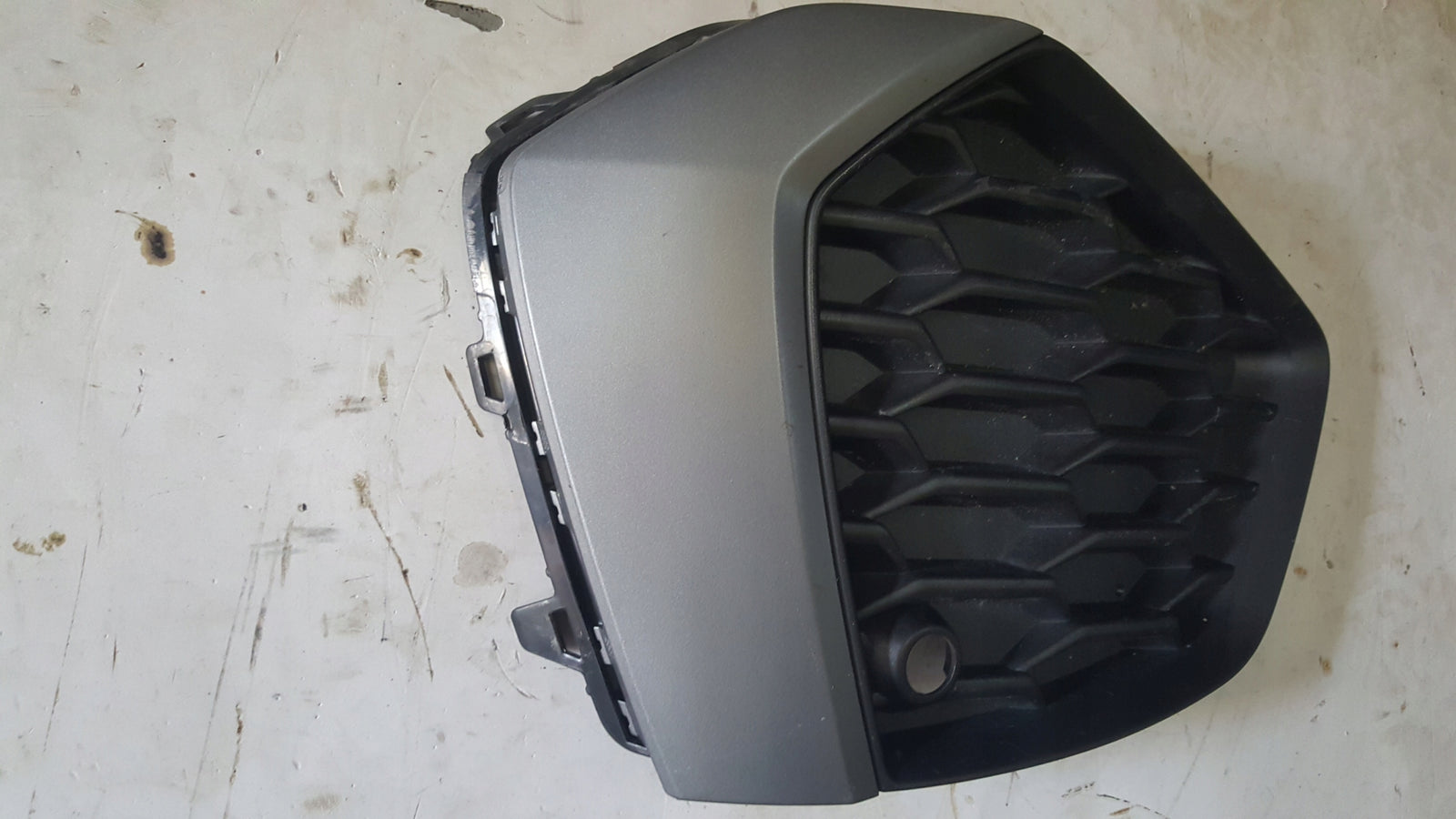 Kratka zderzaka lewy przód AUDI A3 8Y0807681B demontaż