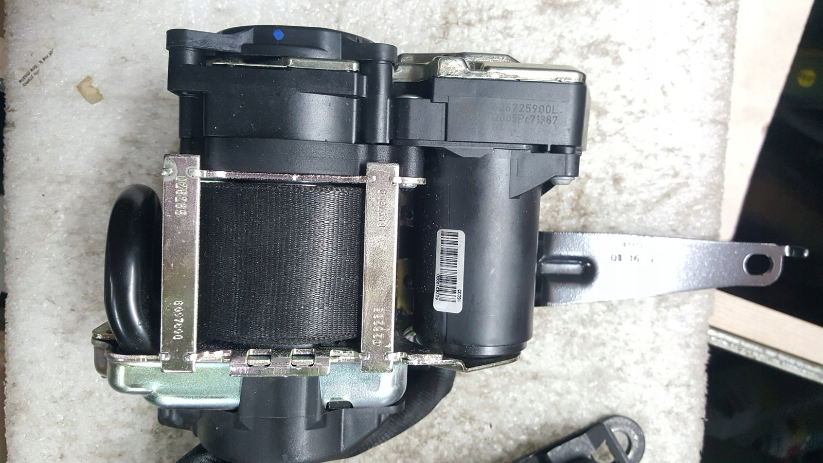 NAPINACZ PASA PAS AUDI A4 15-18 A5 15-18 PRZÓD LEWY ORYG. 8W0857705A