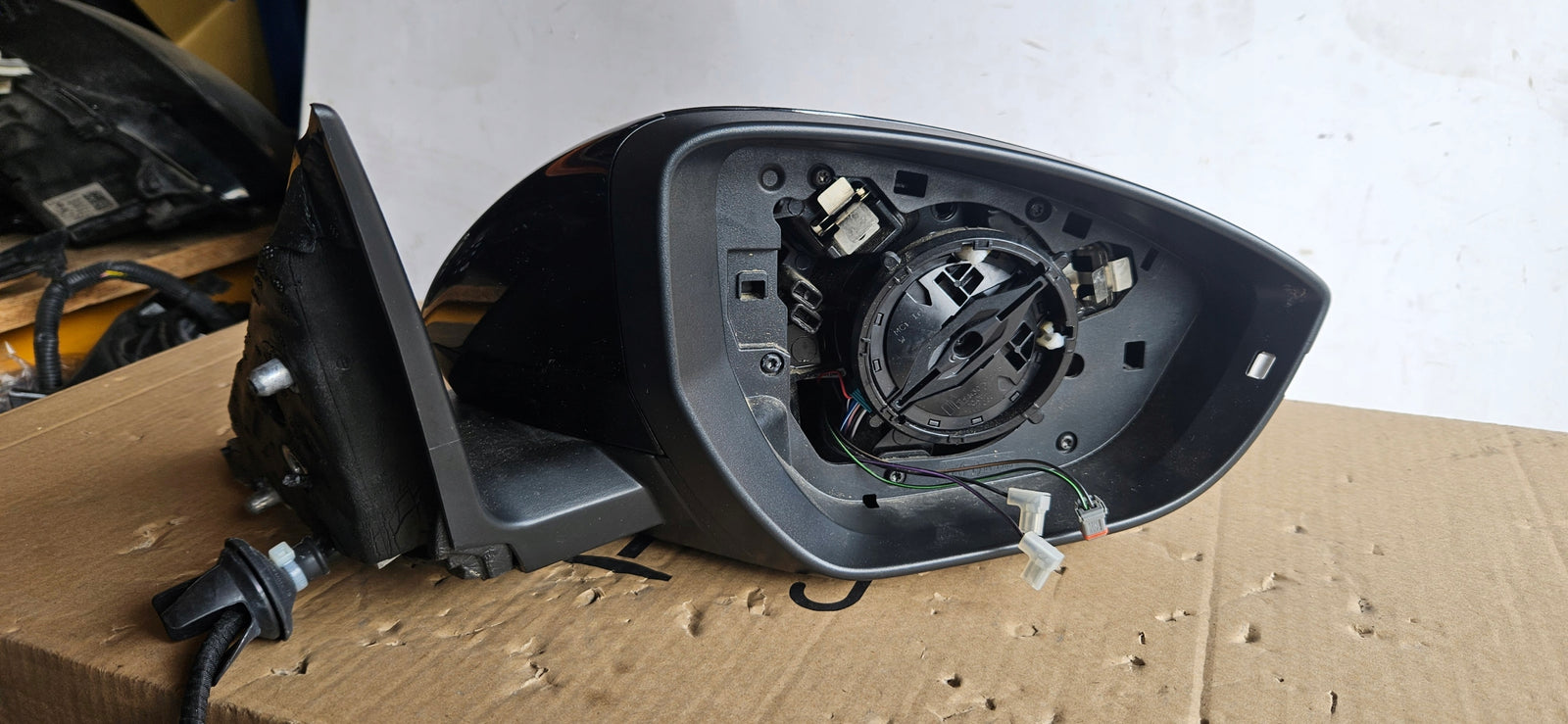 4KL857410T ideał LUSTERKO PRAWE AUDI E-TRON 14 pinów