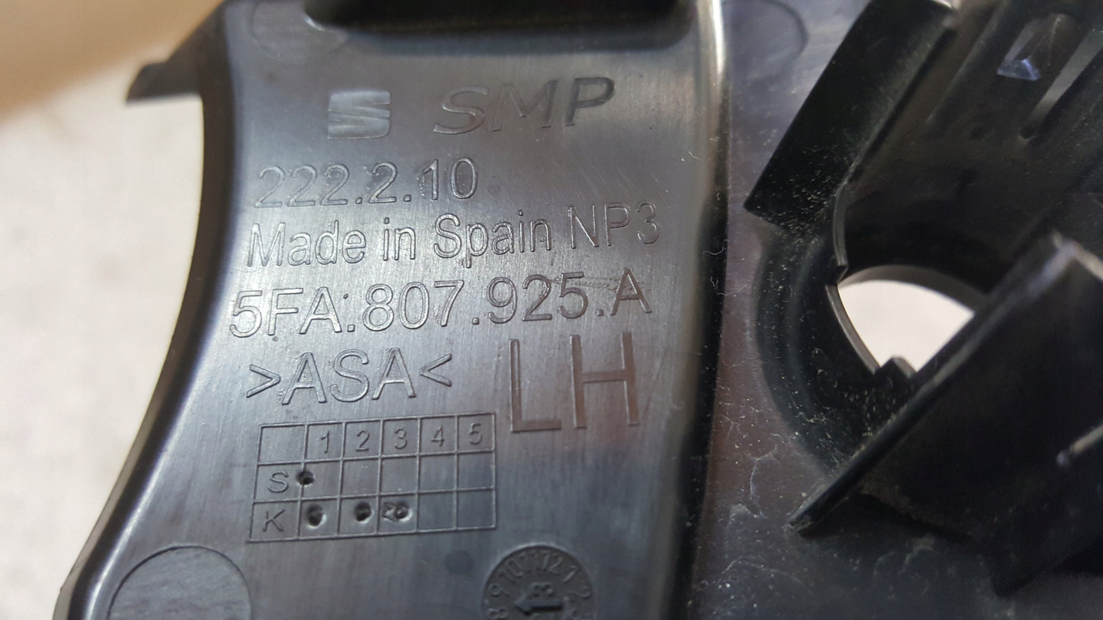 Zaślepka kratki uchwyt czujnika lewy przód SEAT LEON 5FA807925A demontaż