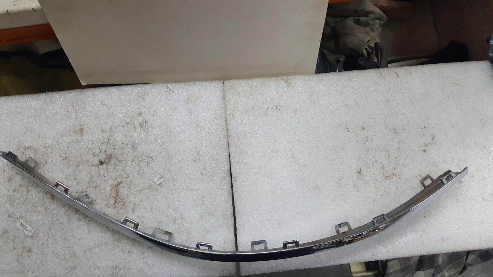 Listwa chrom zderzaka tylnego lewa strona VW TOUAREG 760853841 demontaż