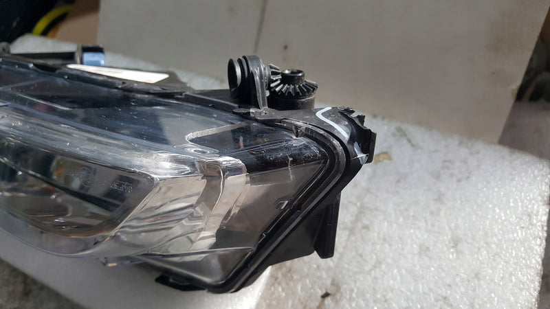 Prawy halogen LED-- SEAT LEON 5F0941702C demontaż oryginał
