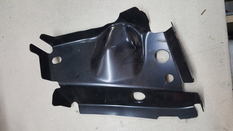 Wzmocnienie PRAWEJ ŚRODKOWEJ PRZEDNIEJ podłogi Audi A4 B9 8W0803698