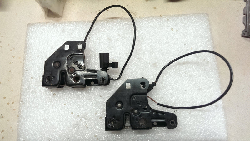 Zamek maski AUDI A6 C6 4F0823509A demontaż