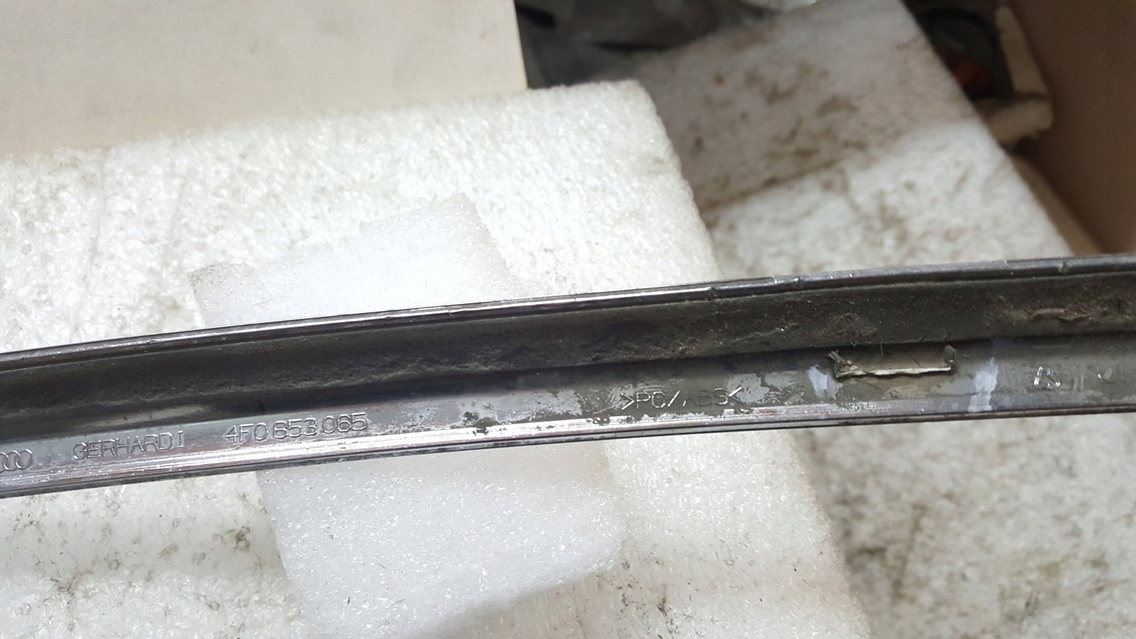 AUDI A6 C6 LIFT 08- OZDOBNA LISTWA CHROM ZDERZAKA PRZÓD LEWA 4F0853065