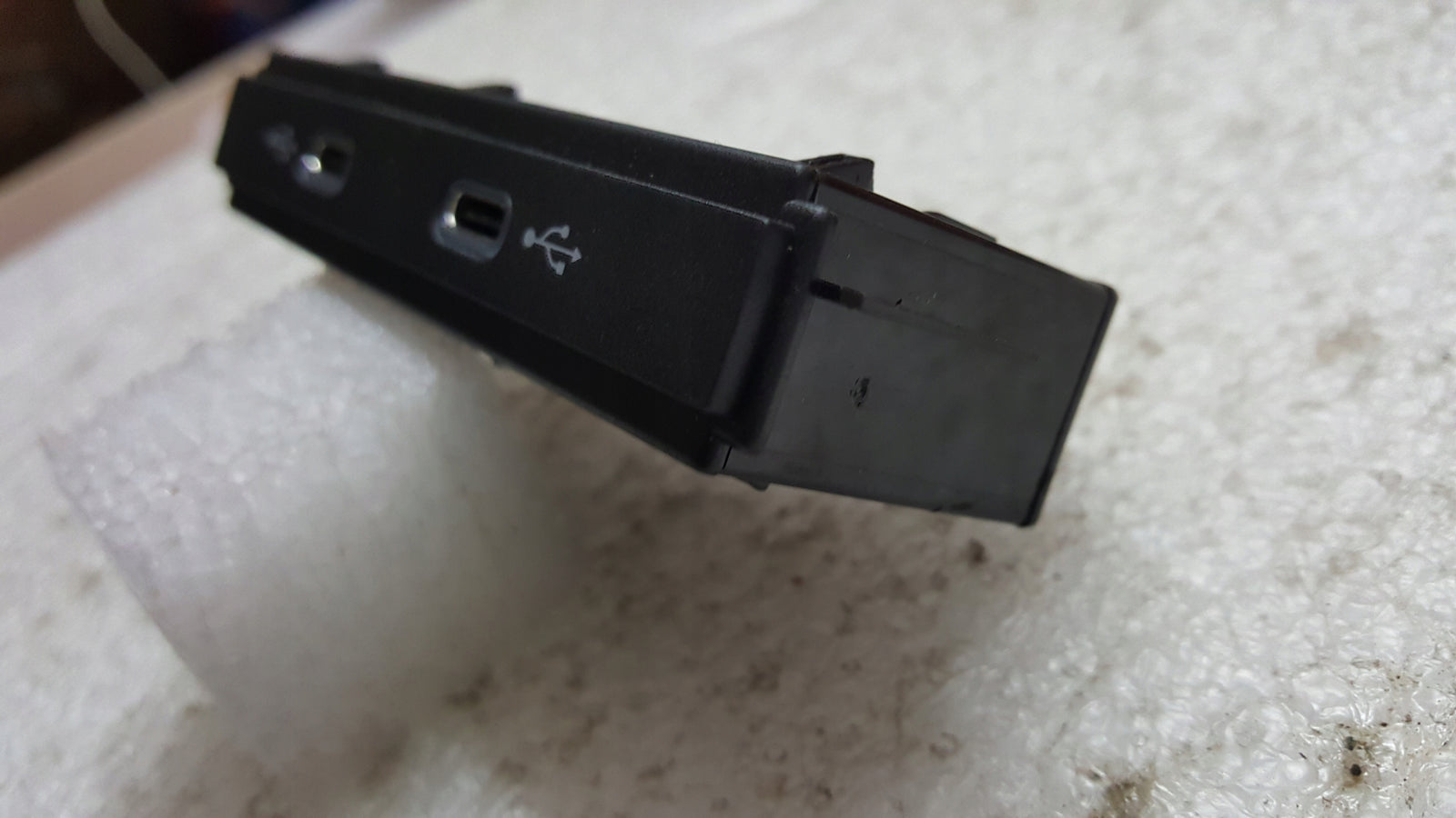 Gniazdo port USB x2--VW AUDI SEAT SKODA 5NA035736 demontaż