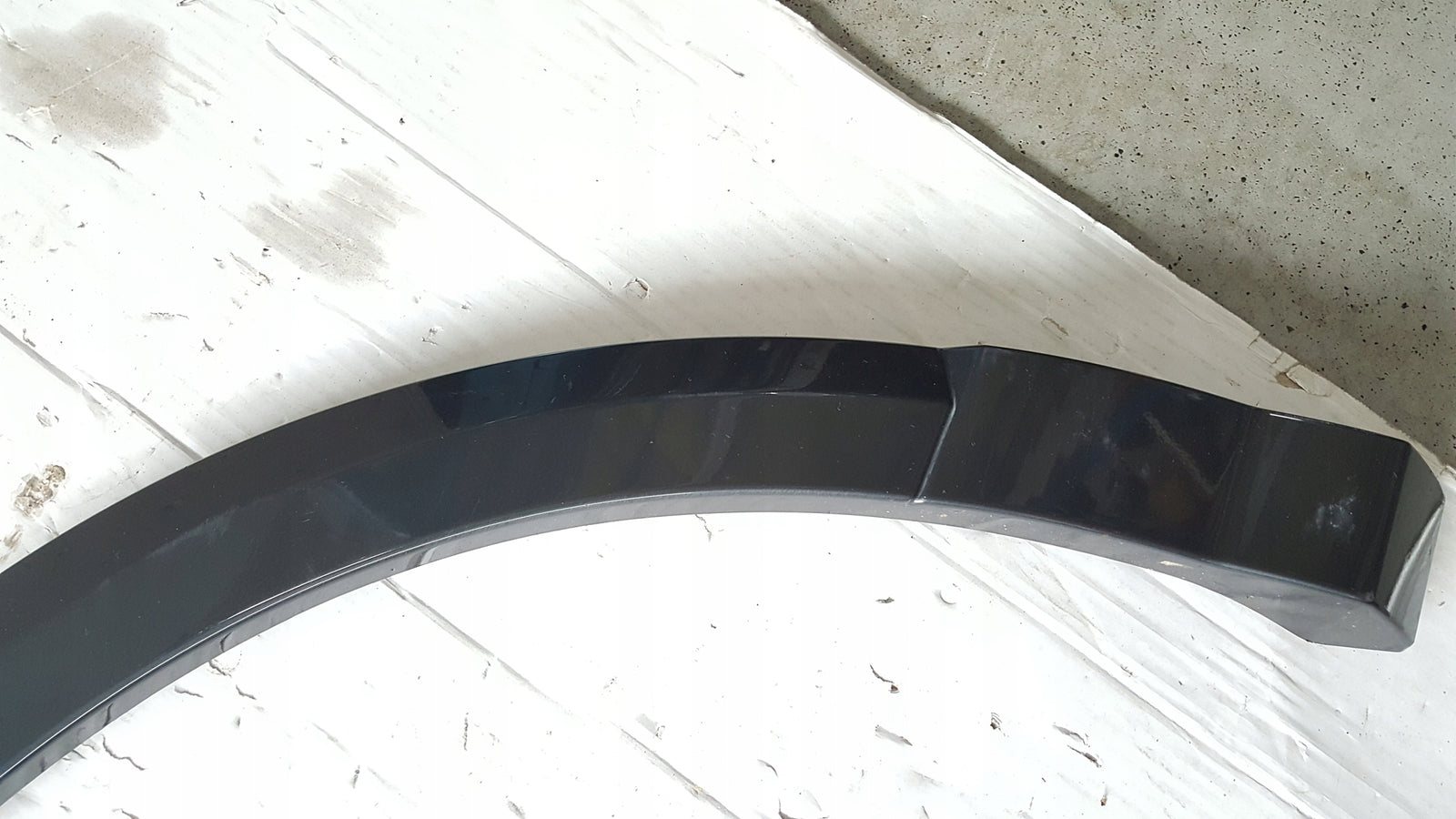Listwa błotnika prawy tył AUDI Q2 81A853818A