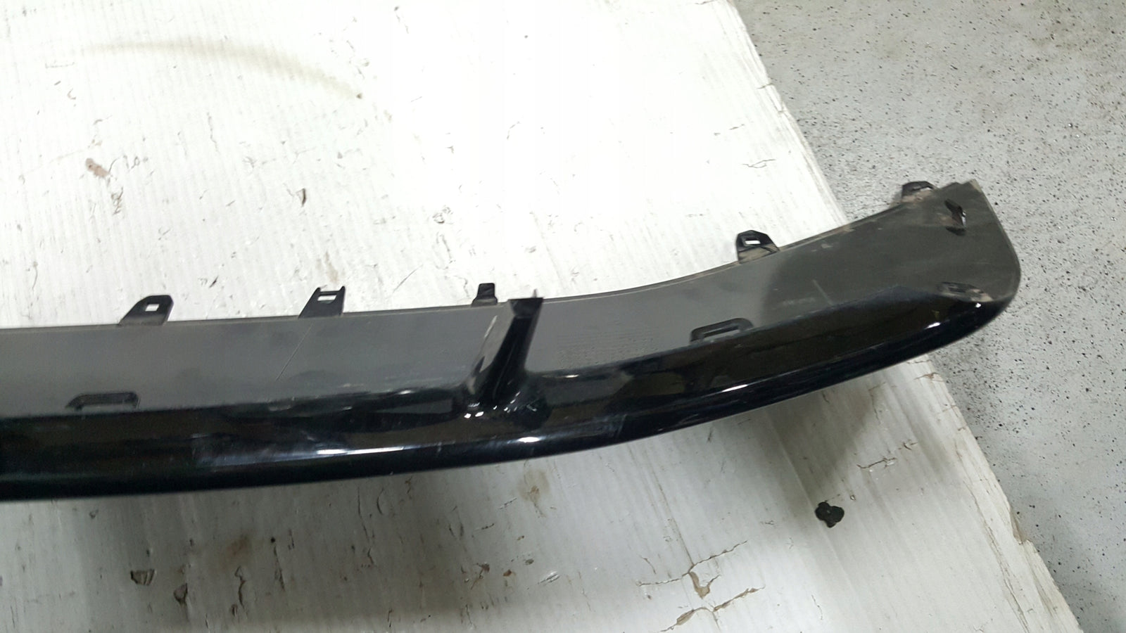 Spoiler dokładka zderzaka przedniego AUDI A4 (B9) 8W0807717B demontaż