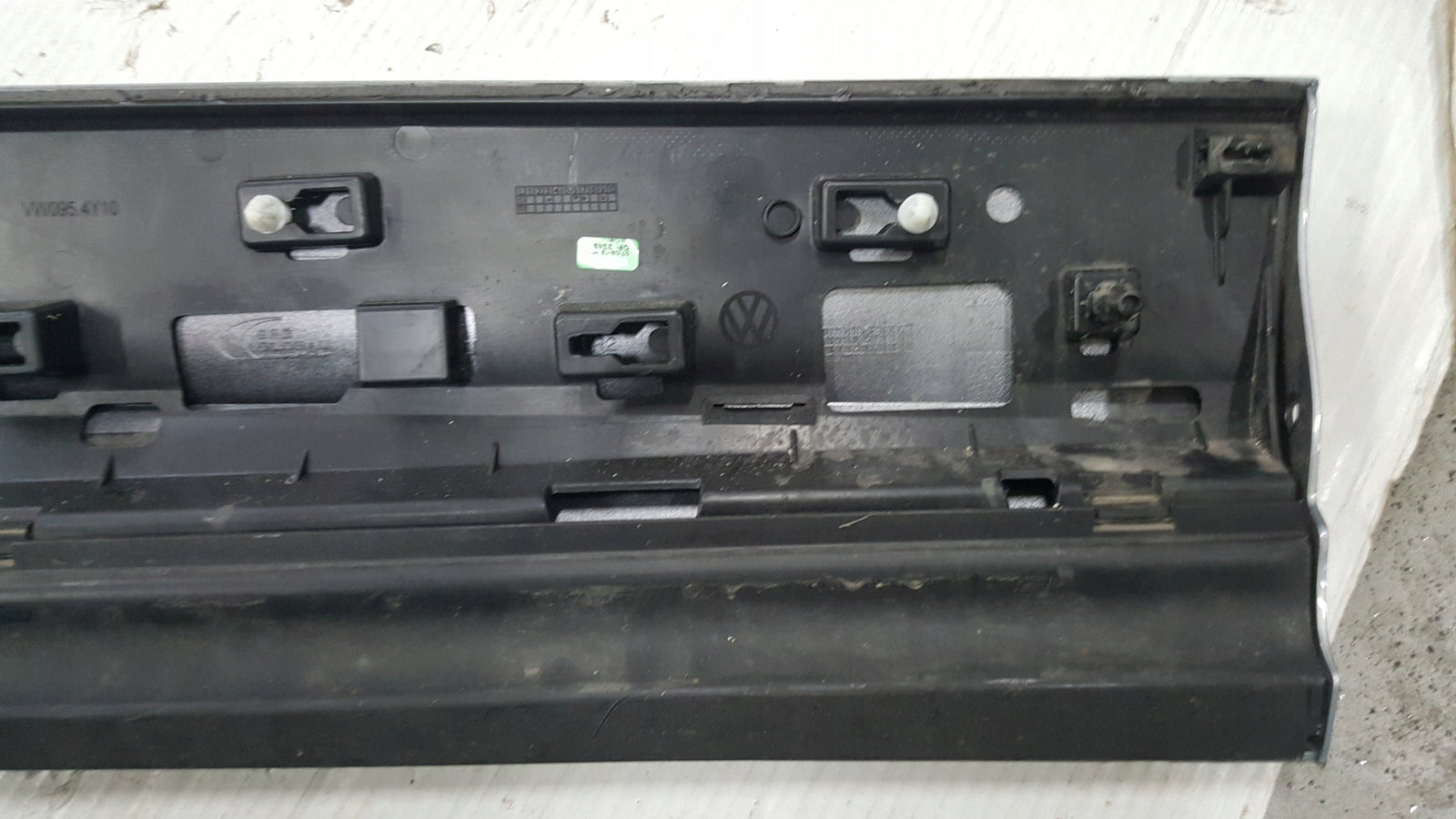 Listwa drzwi lewy przód VW TOUAREG III 760854939D demontaż