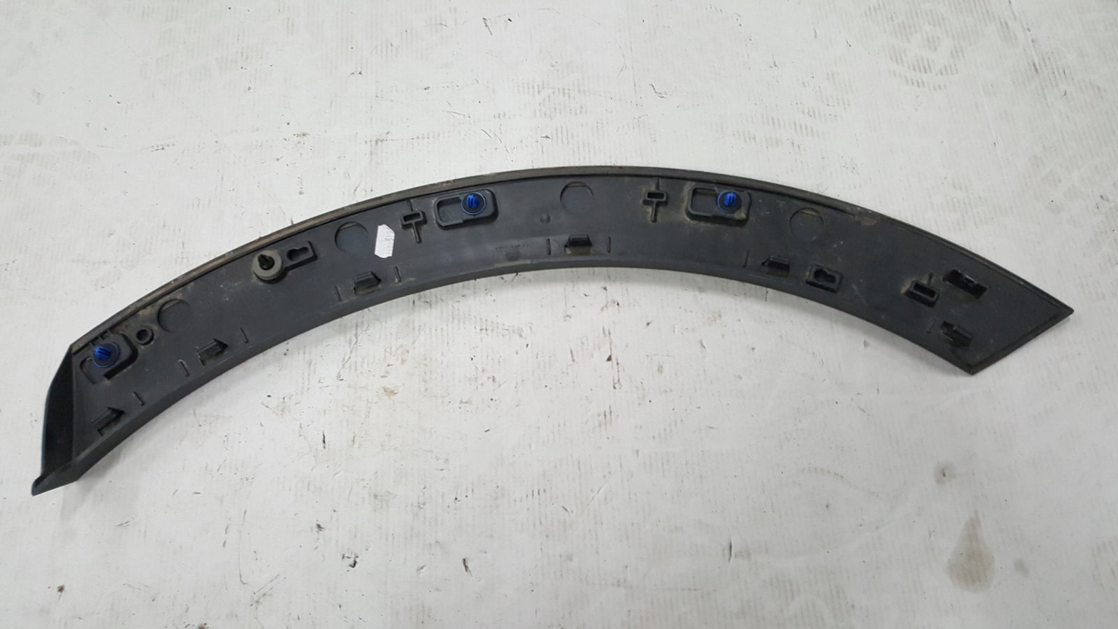Listwa błotnika prawy tył AUDI E-TRON 4KE853818