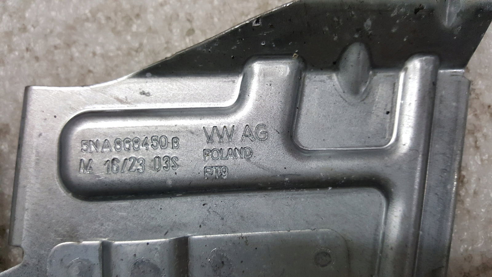 Lewy + prawy rygiel maski VW TIGUAN 5NA868449B 5NA868450B demontaż