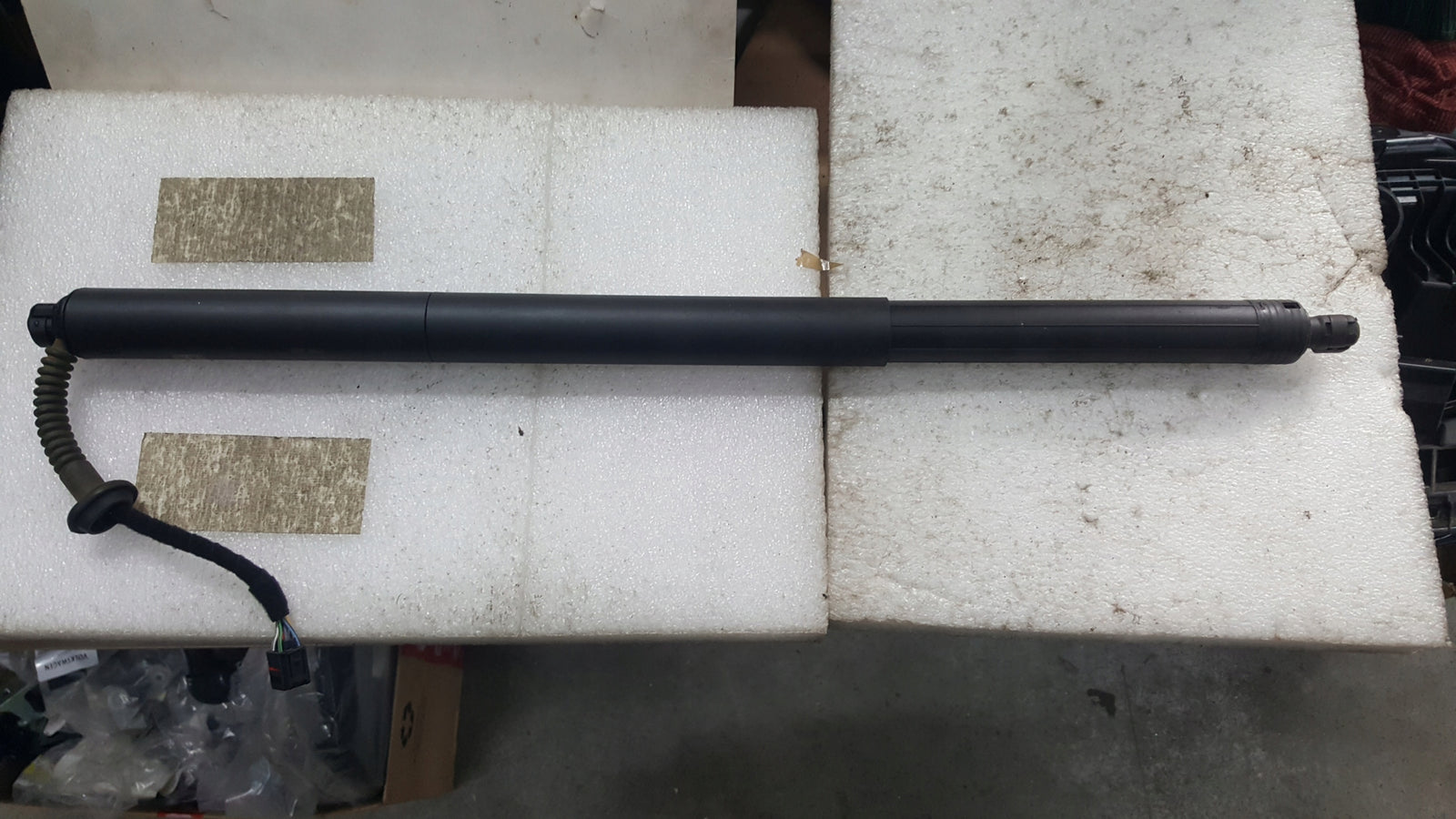 SIŁOWNIK TELESKOP KLAPY BAGAŻNIKA 5FF827851C CUPRA FORMENTOR 23R