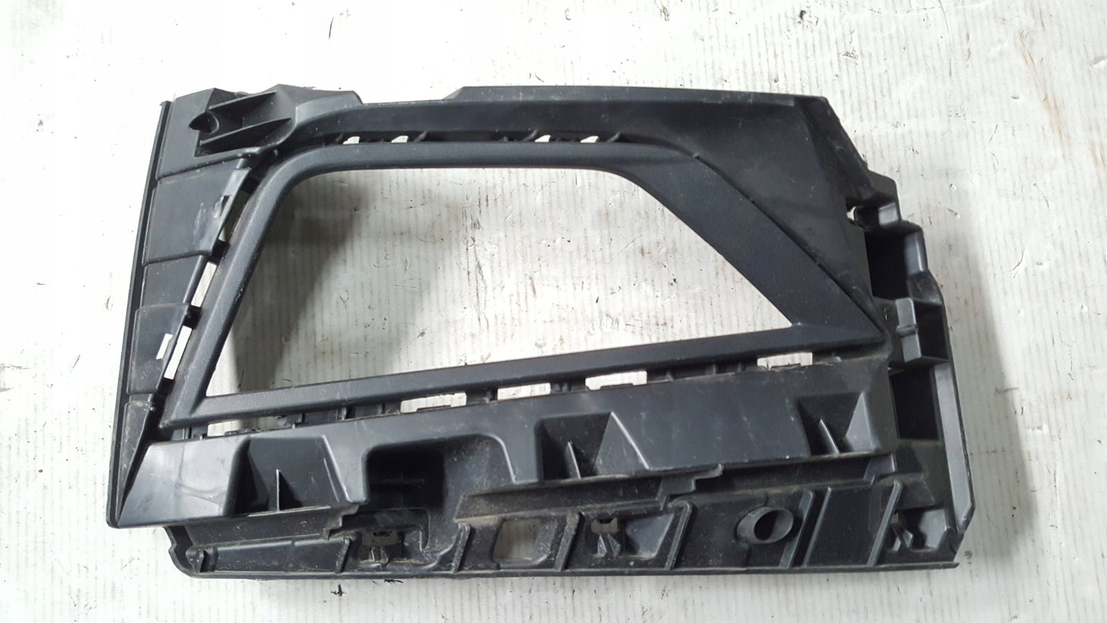 Kratka ramka halogenu prawa VW POLO 2G0853666G