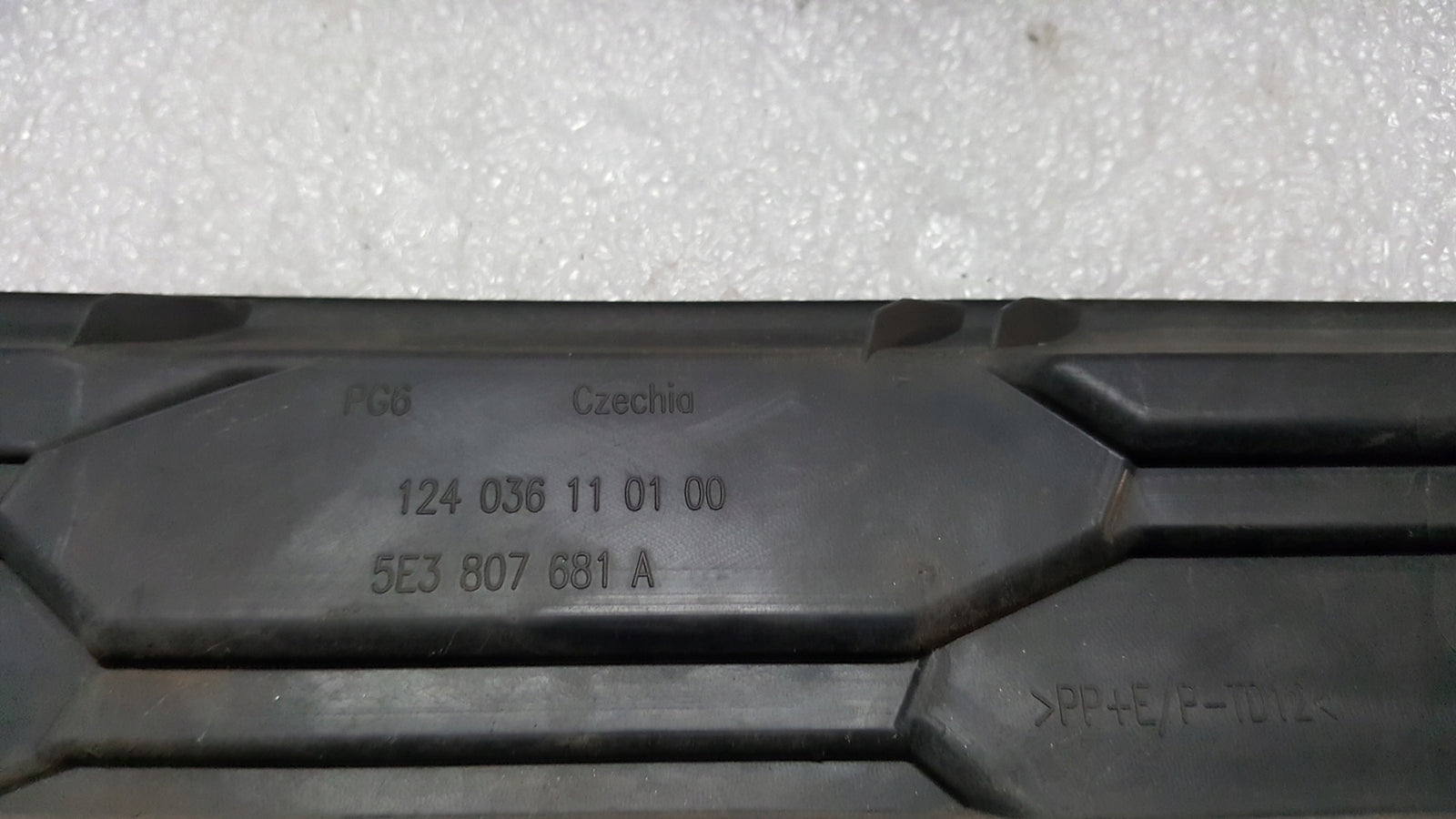 Kratka zderzaka przedniego lewa strona SKODA OCTAVIA IV 5E3807681A