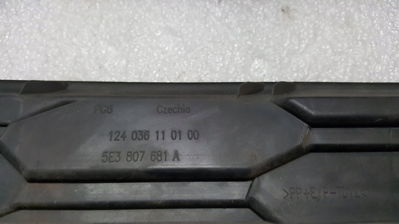 Kratka zderzaka przedniego lewa strona SKODA OCTAVIA IV 5E3807681A