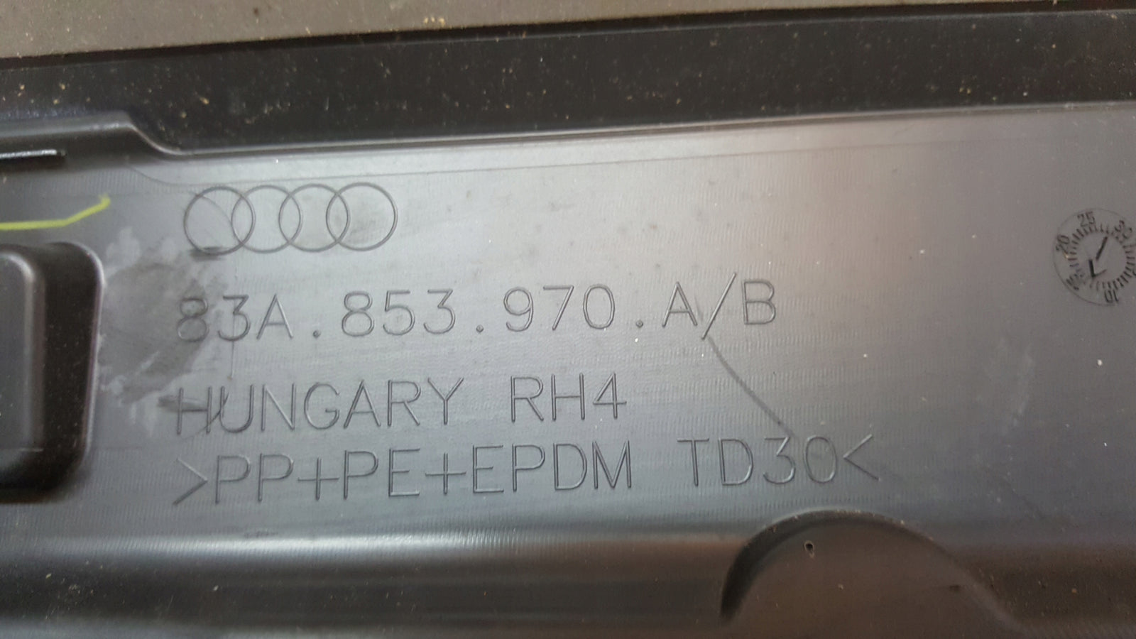 Listwa drzwi prawy tył AUDI Q3 II 83A853970A/B