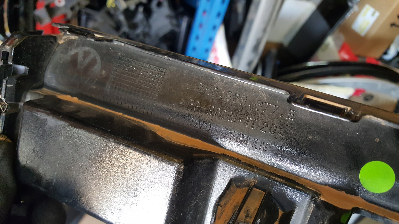 Środkowa kratka zderzaka przedniego VW GOLF VIII 5H0853677E demontaż