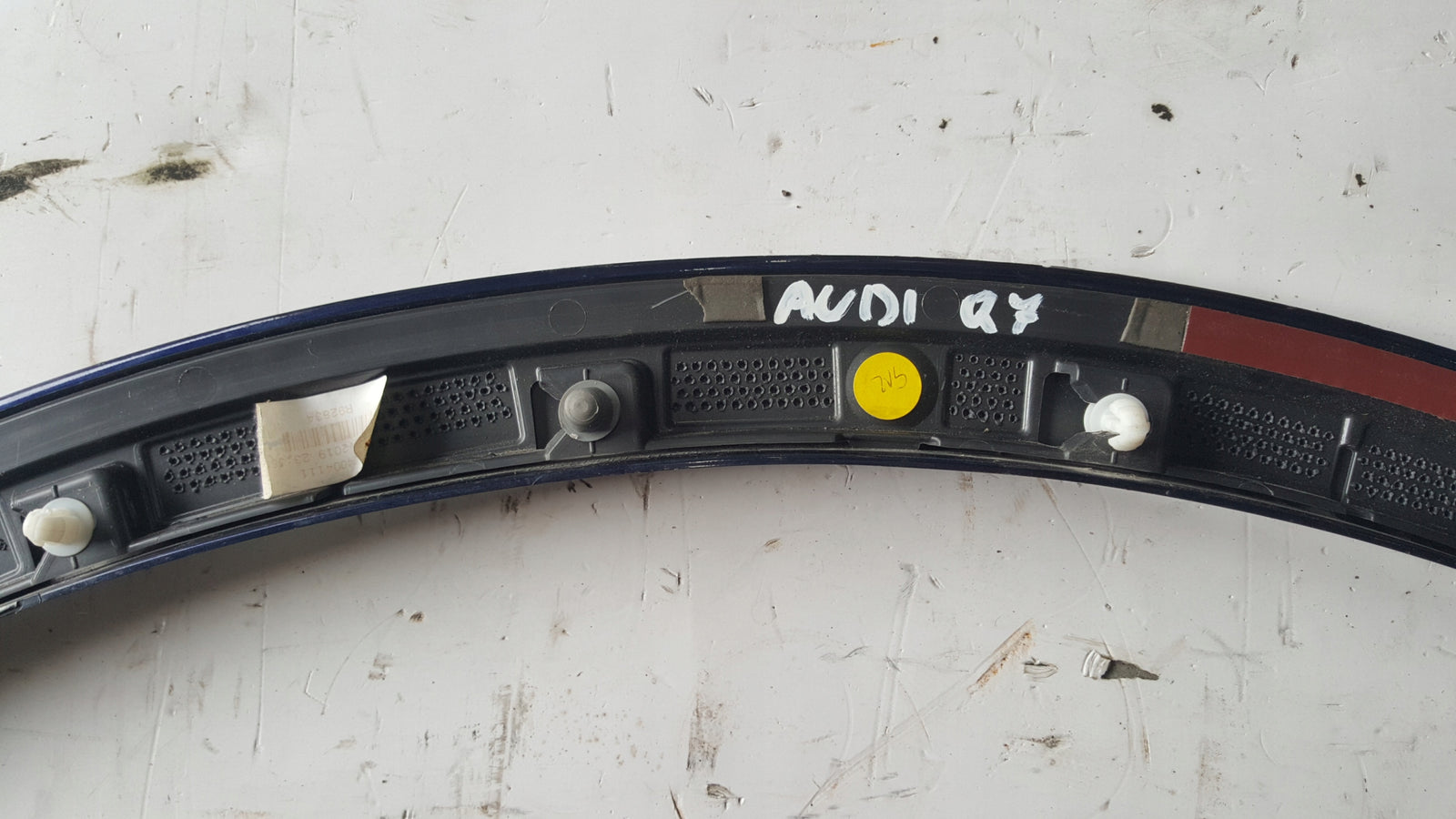 AUDI Q7 4M LISTWA PRAWA BŁOTNIKA TYŁ RH967234