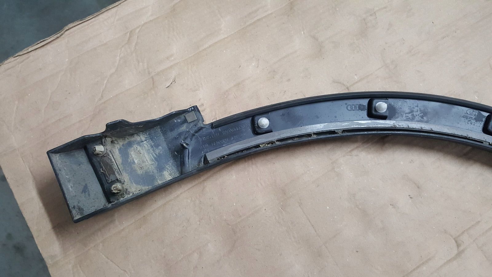 Listwa przednia lewa AUDI Q3 I 8U0 przód lewy 8U0853717