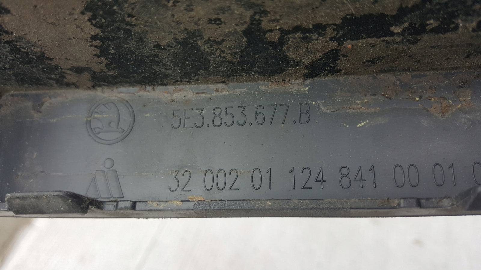 Środkowa kratka zderzaka przedniego SKODA OCTAVIA RS 5E3853677B demontaż
