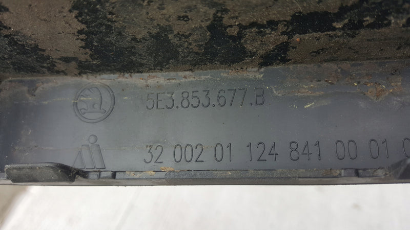 Środkowa kratka zderzaka przedniego SKODA OCTAVIA RS 5E3853677B demontaż