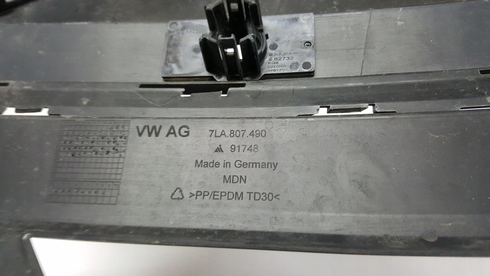 Kratka zderzaka prawy przód VW T6.1 7LA807490 demontaż