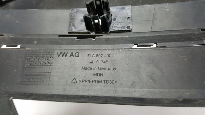 Kratka zderzaka prawy przód VW T6.1 7LA807490 demontaż
