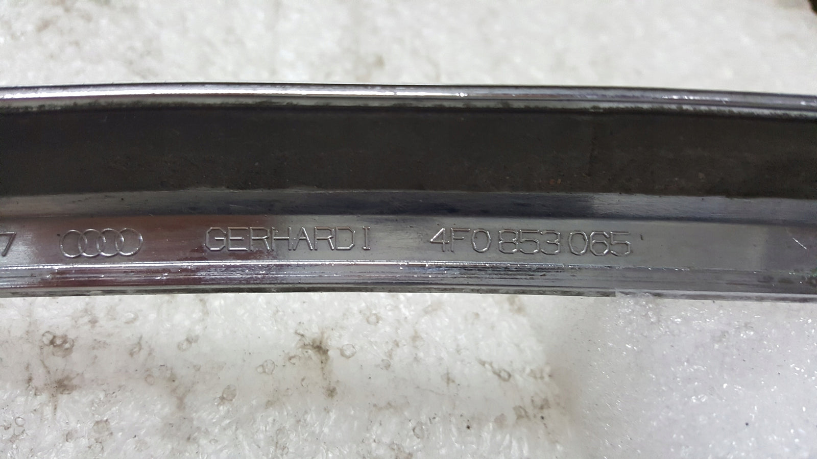 AUDI A6 C6 LIFT 08- OZDOBNA LISTWA CHROM ZDERZAKA PRZÓD LEWA 4F0853065