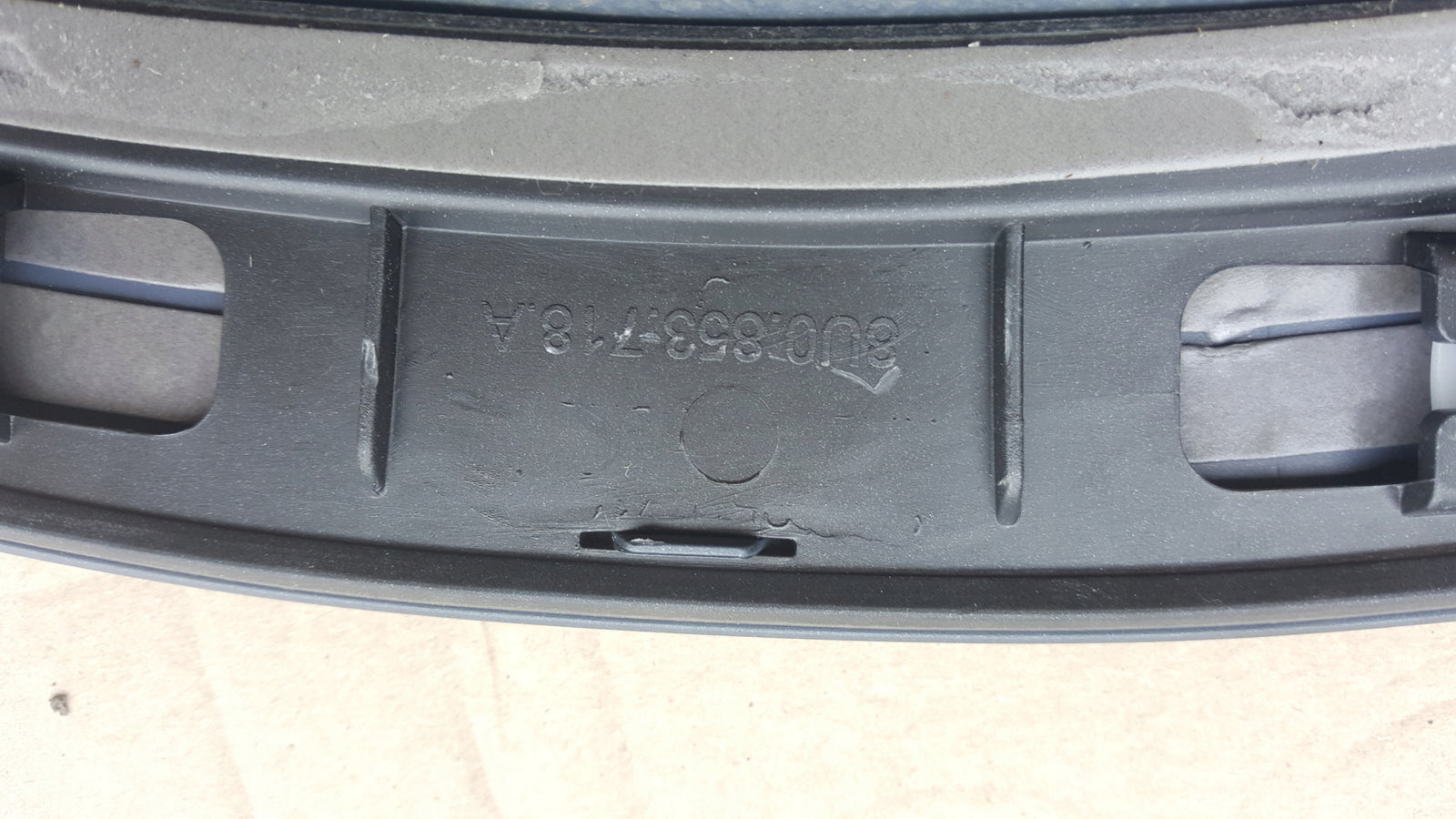 Listwa błotnika prawy przód AUDI Q3 8U0853718A demontaż
