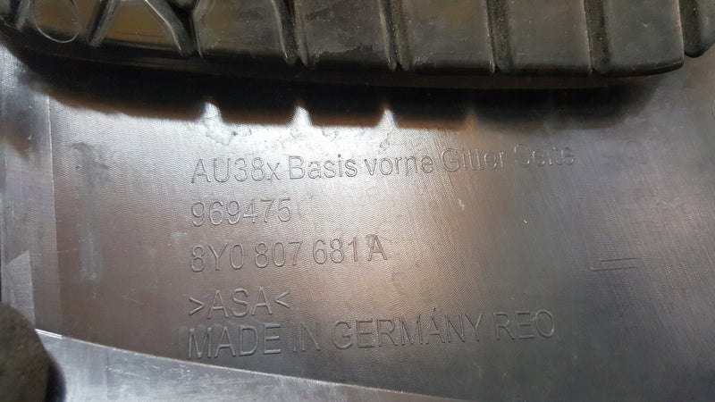 Kratka zderzaka lewy przód AUDI A3 8Y0807681A