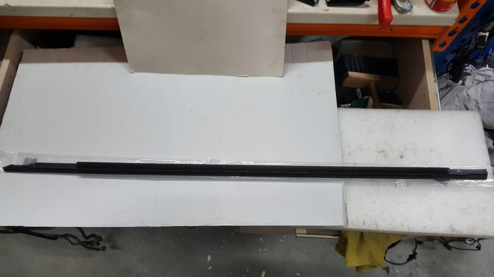 Listwa zgarniająca prawy przód AUDI A4 (B9) RS4 8W0853284D demontaż