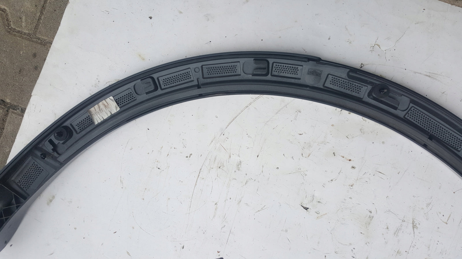 Listwa błotnika prawy tył AUDI Q3 83A853818B demontaż