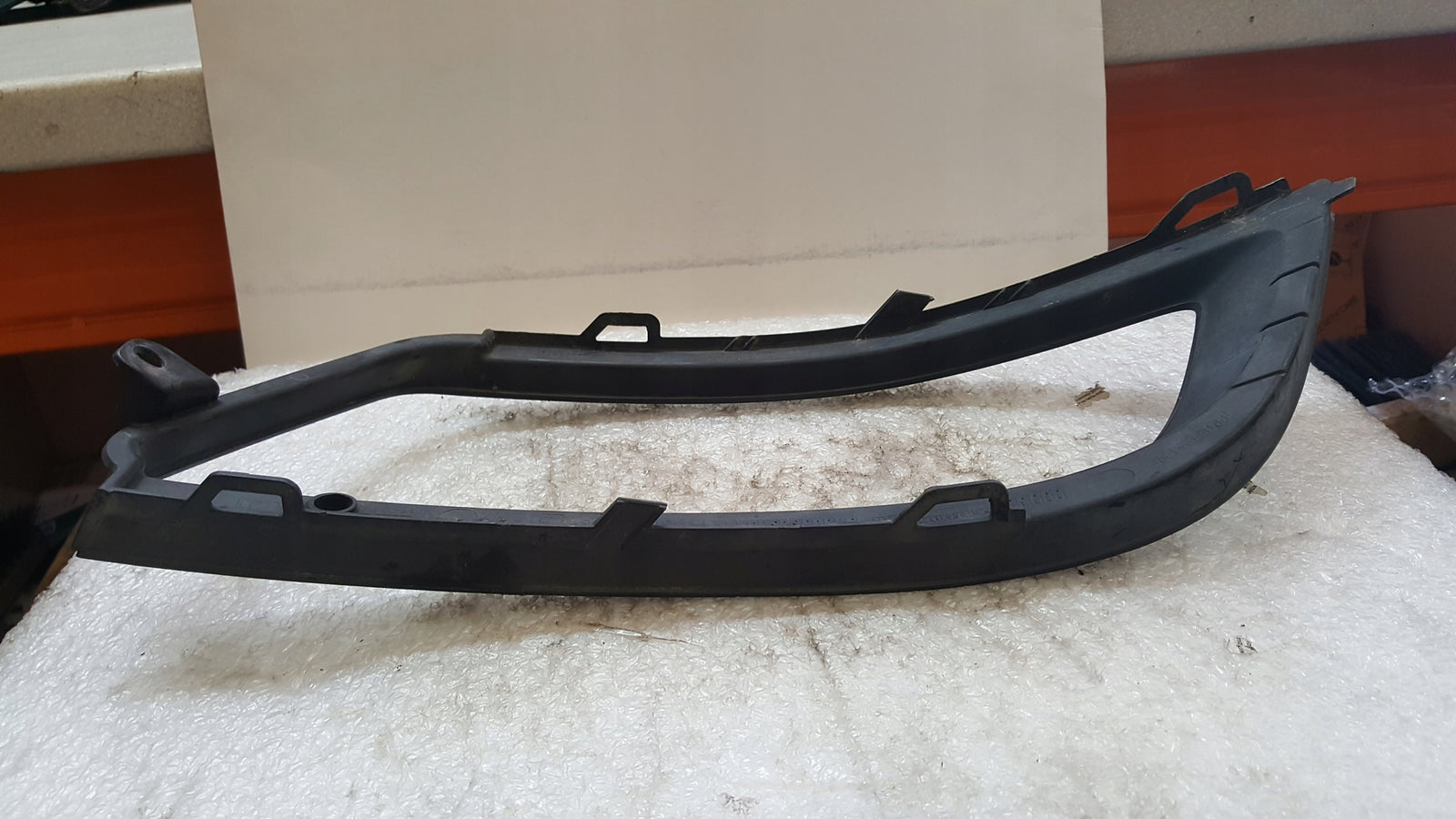 Ramka halogenu lewy przód SKODA SUPERB 3T0807681