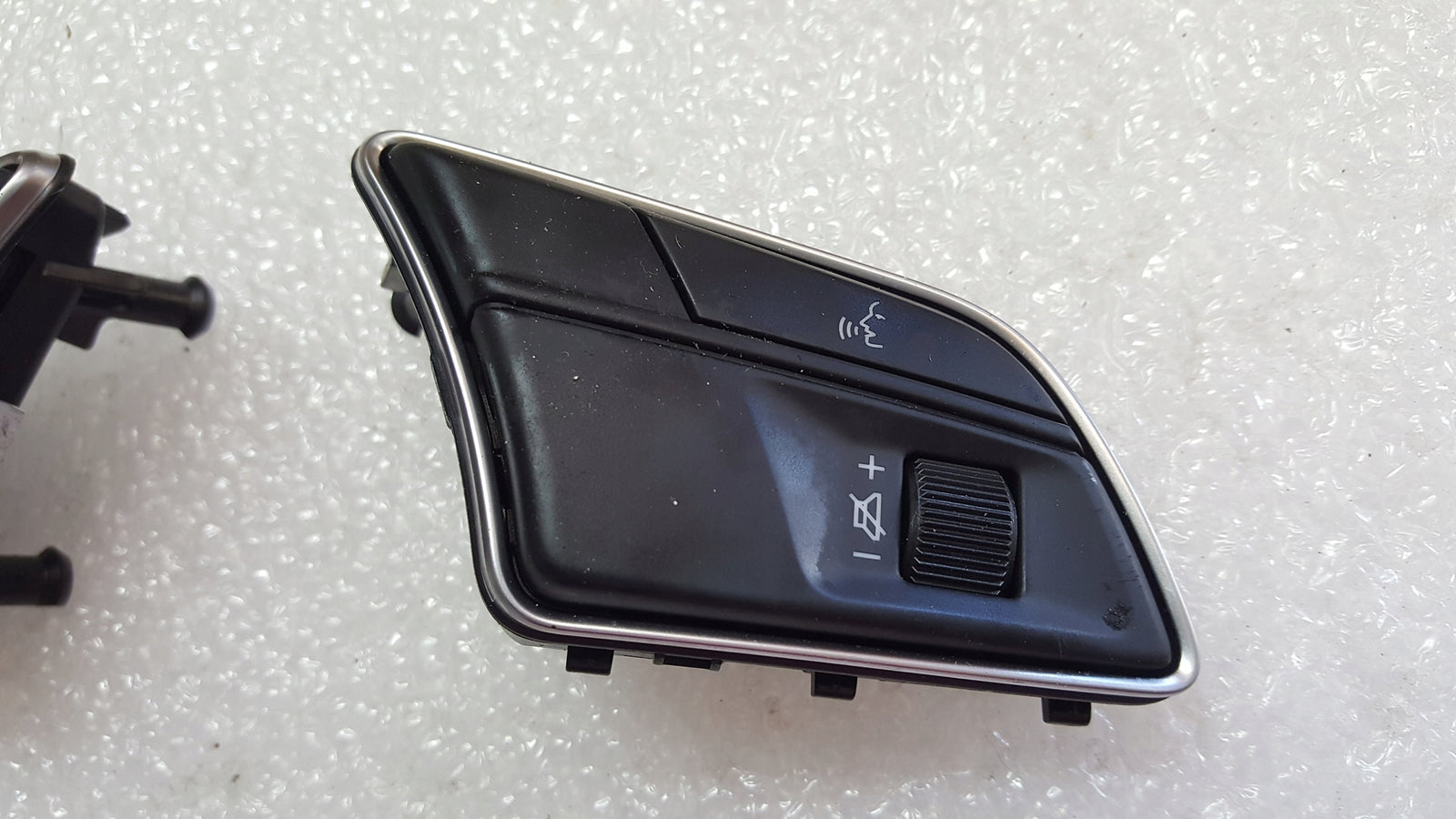 Sterowanie w kierownicy AUDI 82A951523G demontaż