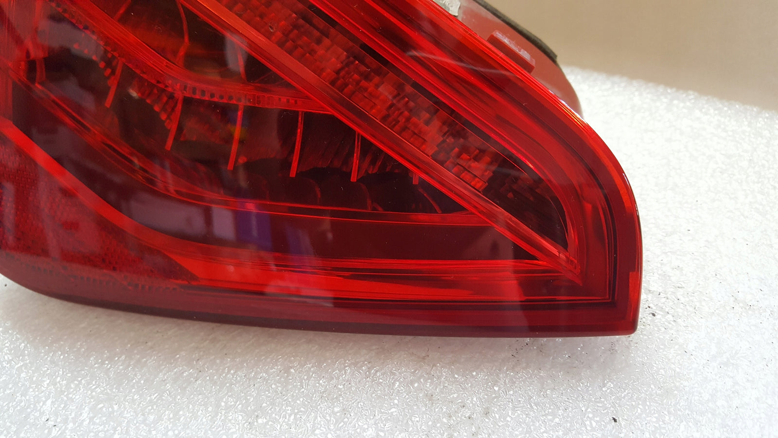 LE lampa LED w klapę AUDI A5 8T0945093C demontaż