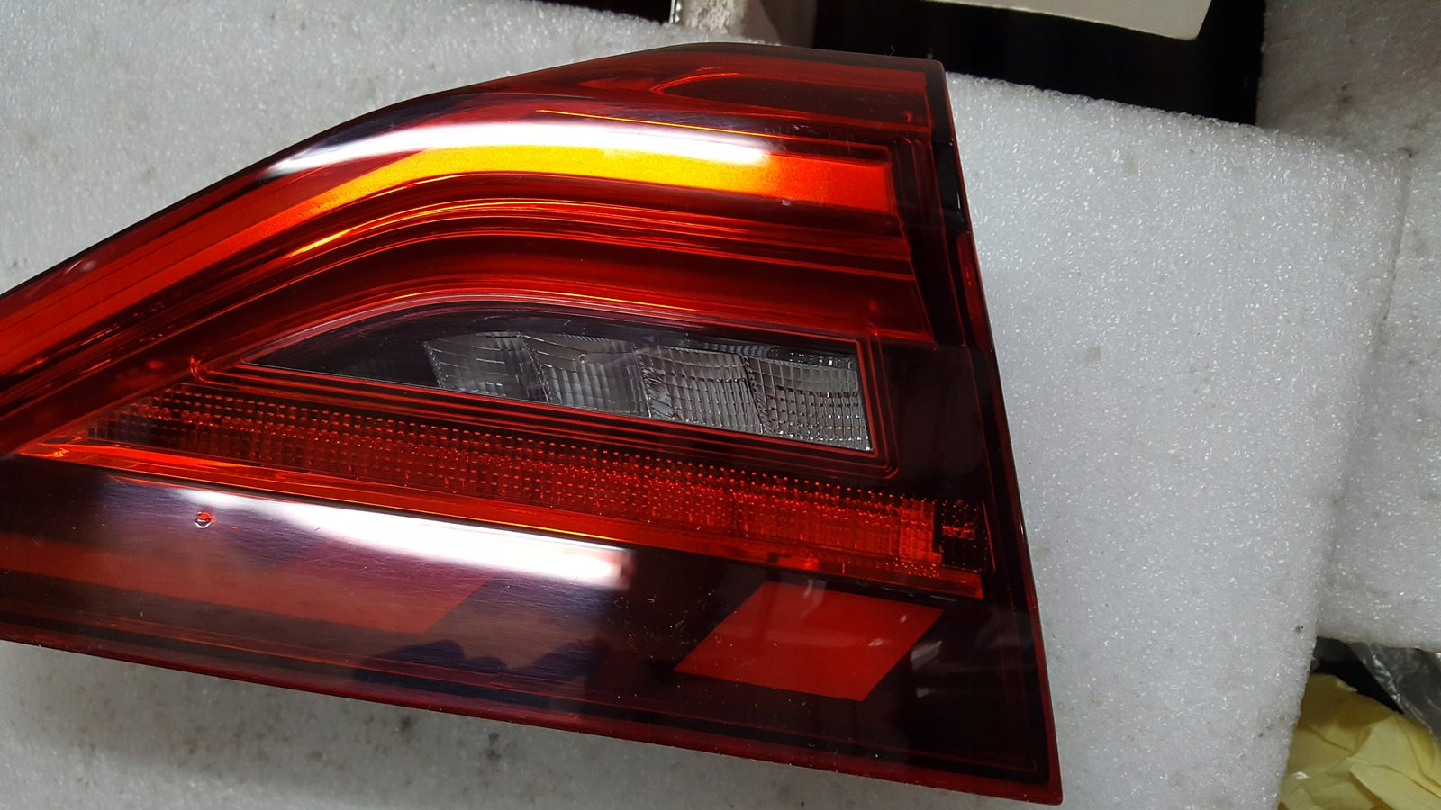 Lampa LED w klapę lewy tył AUDI A1/S1 82A945093B