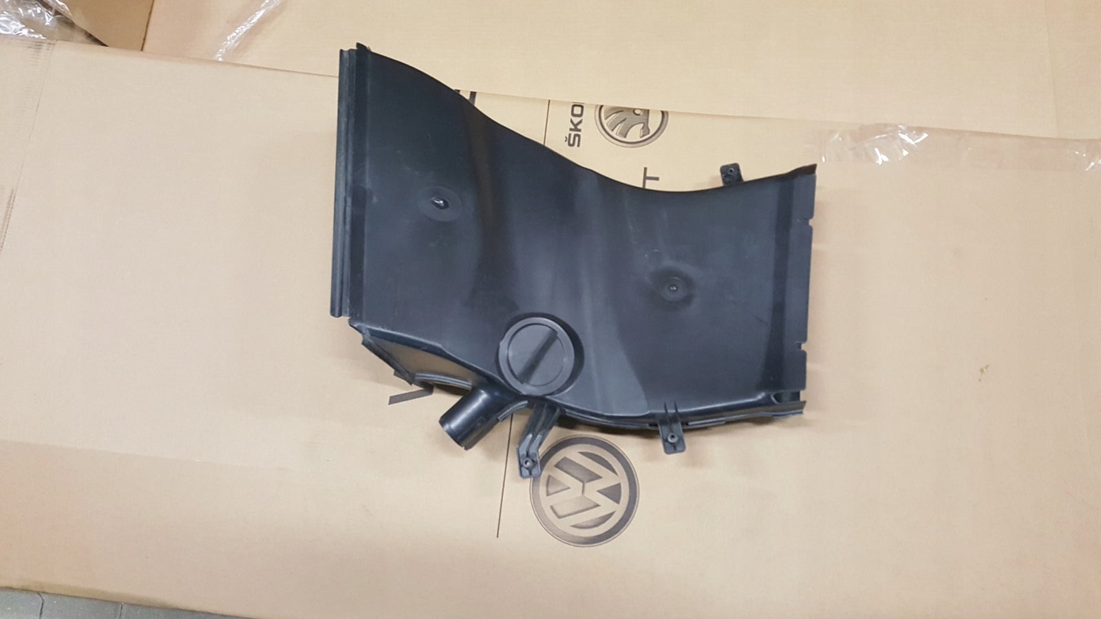 KIEROWNICA POWIETRZA WLOT PRAWY TYŁ AUDI R8 4S 5.2 FSI 16- 4S7121334