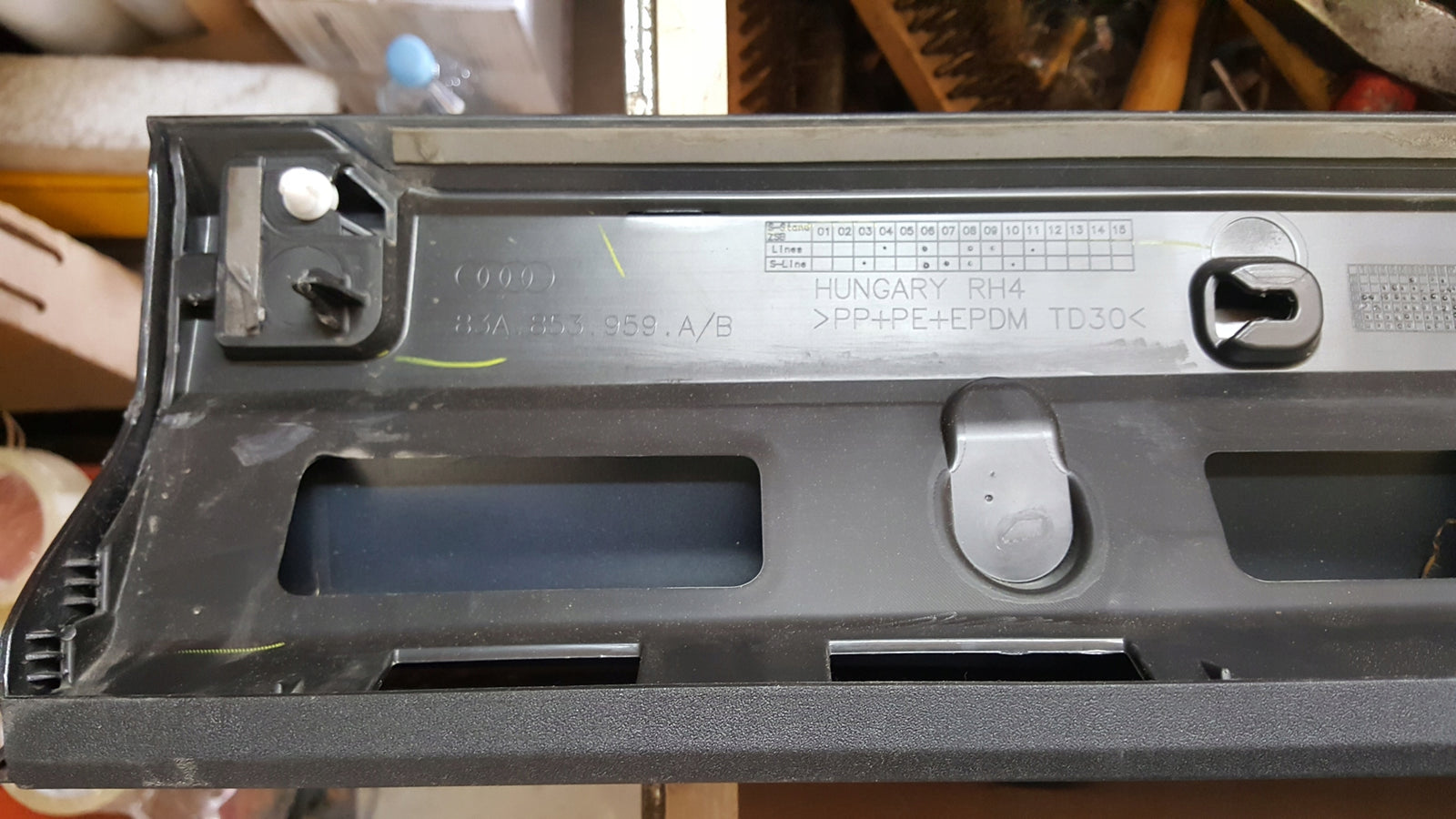 Listwa drzwi lewy przód AUDI Q3 II 83A853959A/B demontaż