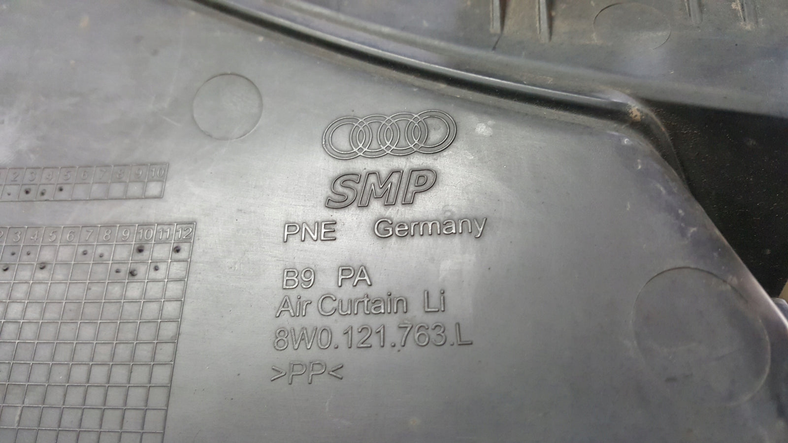 Kierownica powietrza lewy przód AUDI A4 (B9) 8W0121763L 8W0121763G demontaż