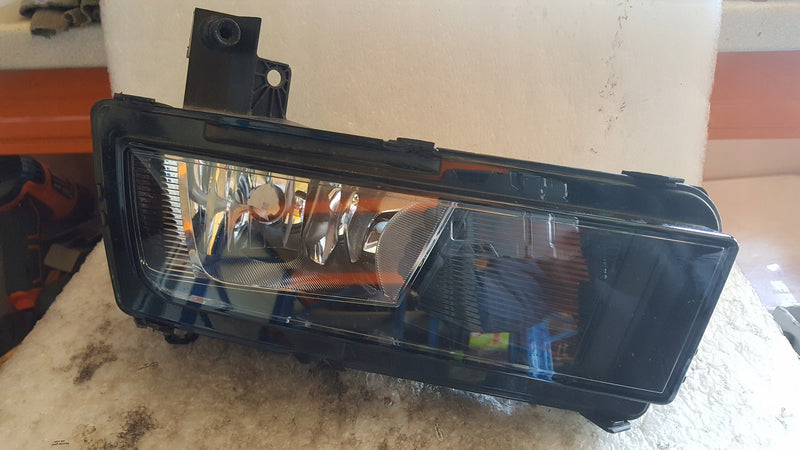 Lewy halogen VW TOURAN II 5TA941661A demontaż