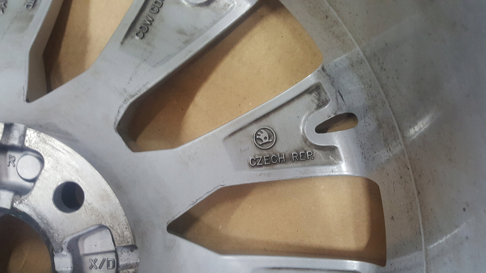 SKODA SUPERB III 8x18 ET44 5x112 3V0601025AN 3V0601025CD