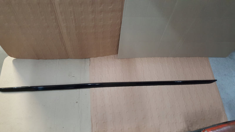 Listwa progowa prawa strona AUDI A4 (B9) 8W0853932A demontaż