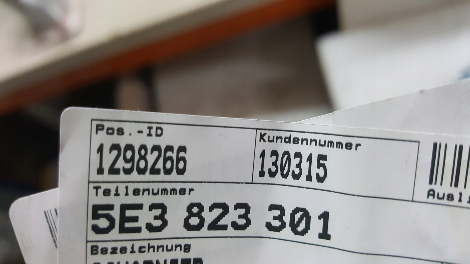 NOWY ORYGINALNY lewy zawias maski SKODA OCTAVIA 5E3823301