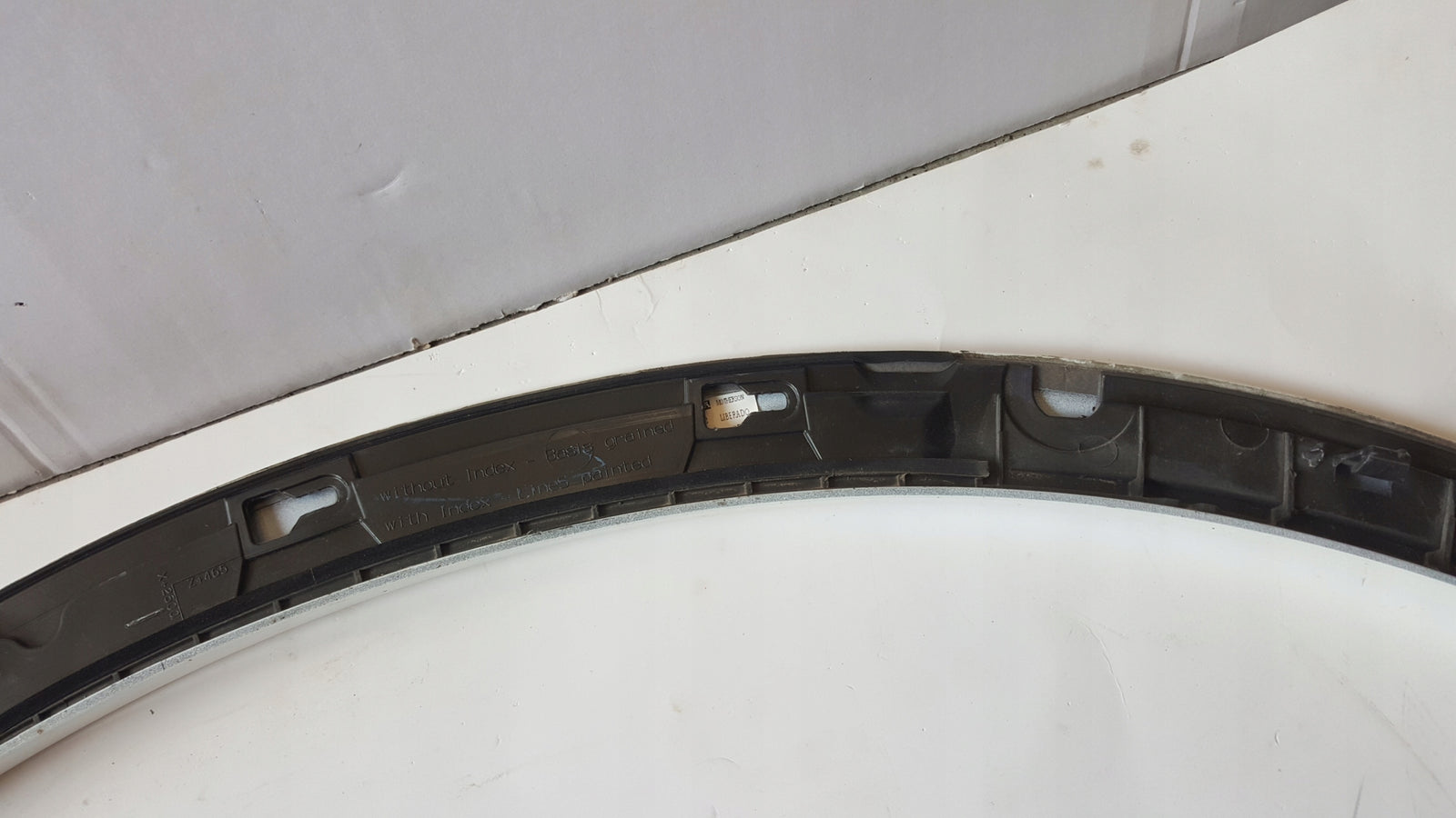 Listwa błotnika prawy tył AUDI Q5 80A853818A demontaż